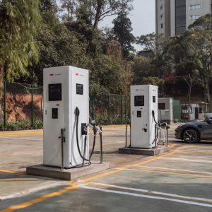 Mobilidade elétrica no Brasil avança com novos carregadores da ABB